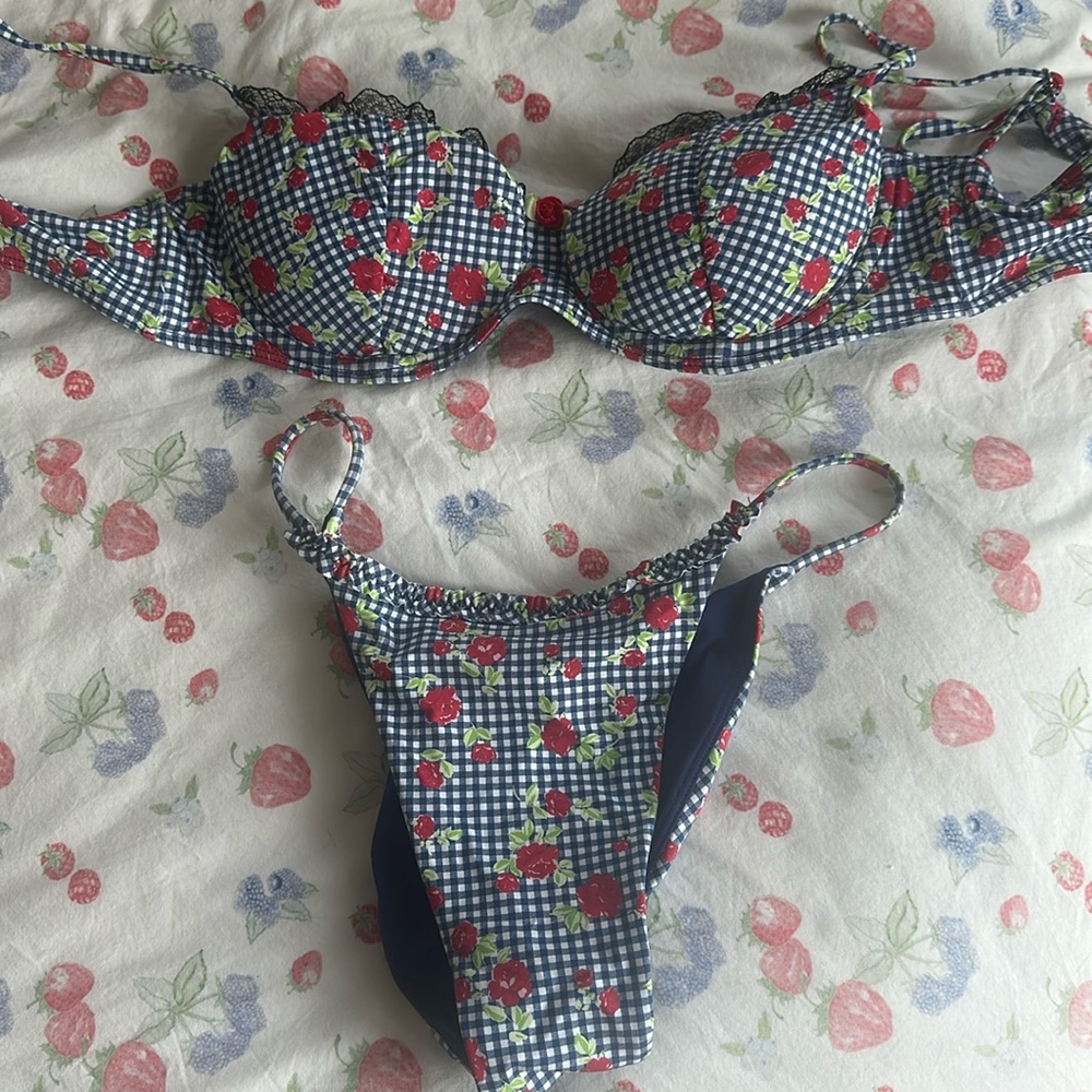 Frankie’s bikini x Danielle Guizio bikini